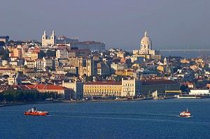 LISBONNE ET LE TAGE, VUE DU 'CRISTO REI' CACILHAS FACE A LISBONNE SUR L'AUTRE RIVE DU TAGE, CONTREFORT DU QUARTIER DE L'ALFAMA, PORTUGAL 