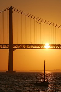 COUCHE DE SOLEIL SUR LE PONT DU 25 AVRIL, CACILHAS FACE A LISBONNE SUR L'AUTRE RIVE DU TAGE, PORTUGAL 