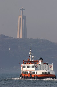 FERRY SUR LE TAGE FACE A LA STATUE DU 'CRISTO REI', LISBONNE 