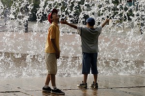 JEUX D'EAU ET FONTAINES, JARDINS DU PARC DES NATIONS, QUARTIER DU PARC DES NATIONS, SITE DE L'EXPOSITION UNIVERSELLE DE 1998, LISBONNE, PORTUGAL 