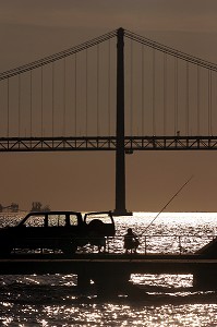 PECHEURS, COUCHE DE SOLEIL SUR LE PONT DU 25 AVRIL, CACILHAS FACE A LISBONNE SUR L'AUTRE RIVE DU TAGE, PORTUGAL 