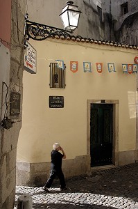 RUELLE QUARTIER DE L'ALFAMA, LISBONNE, PORTUGAL 