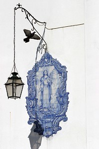 AZULEJO MIRADOURO DE SANTA LUZIA, SUR FACADE DE MAISON,  QUARTIER DE L'ALFAMA, LISBONNE, PORTUGAL 