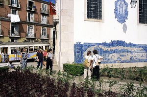 AZULEJO, MIRADOURO DE SANTA LUZIA, SUR FACADE DE MAISON, LISBONNE, QUARTIER DE L'ALFAMA, PORTUGAL 