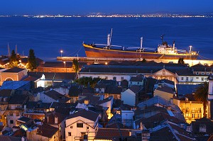 VUE SUR LE TAGE DEPUIS LE MIRADOURO DE SANTA LUZIA, QUARTIER DE L'ALFAMA, LISBONNE, PORTUGAL 