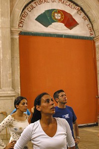 REPETITION DE DANSE, PREPARATIF DE FETE DE QUARTIER DE L'ALFAMA, LISBONNE, PORTUGAL 