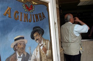 A GINJINHA, COMPTOIR OU L'ON PEUT DEGUSTER UN VERRE DE GINHA (ALCOOL LIQUOREUX A BASE DE CERISES), LISBONNE, PORTUGAL 