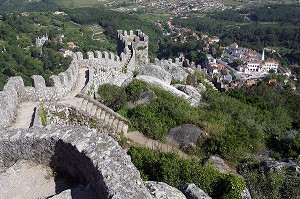 CHATEAU DES MAURES (CASTELLO DOS MOUROS) ET VILLE DE SINTRA, SINTRA, PORTUGAL 