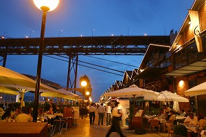 RESTAURANT FACE AU PONT DU 25 AVRIL, QUARTIER DES DOCKS, LISBONNE, PORTUGAL 