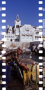 PECHEUR SUR LE PORT, AU FOND, LA VILLA LOULE, AUJOURD'HUI HOTEL ALBATROZ SUR LE PORT DE CASCAIS, REGION DE LA COSTA DO ESTORIL, PORTUGAL 