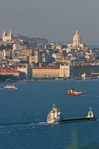 LISBONNE ET LE TAGE, VUE DU 'CRISTO REI' CACILHAS FACE A LISBONNE SUR L'AUTRE RIVE DU TAGE, PORTUGAL 