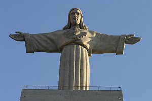 STATUE DU 'CRISTO REI' FACE AU TAGE ET AU PONT DU 25 AVRIL, LISBONNE 