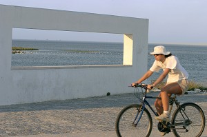 BALLADE LE LONG DU TAGE, QUARTIER DU PARC DES NATIONS, SITE DE L'EXPOSITION UNIVERSELLE DE 1998, LISBONNE, PORTUGAL 