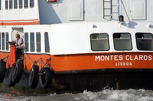 FERRY SUR LE TAGE, LISBONNE 