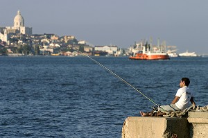 PECHEURS SUR LES RIVES DU TAGE, LISBONNE, PORTUGAL 