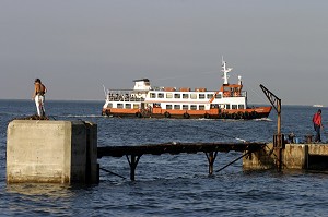 LIAISON DES FERRIES DE PART ET D'AUTRE DES RIVES DU TAGE, LISBONNE, PORTUGAL 