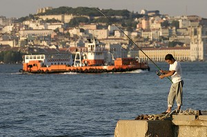 PECHEUR, CACILHAS FACE A LISBONNE SUR L'AUTRE RIVE DU TAGE, PORTUGAL 