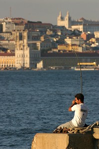 PECHEUR SUR LES RIVES DU TAGE, LISBONNE, PORTUGAL 
