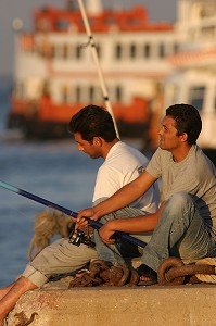 PECHEURS SUR LES RIVES DU TAGE, LISBONNE, PORTUGAL 
