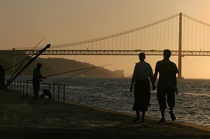 COUCHE DE SOLEIL SUR LE PONT DU 25 AVRIL, CACILHAS FACE A LISBONNE SUR L'AUTRE RIVE DU TAGE, PORTUGAL 
