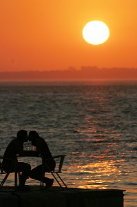 COUCHE DE SOLEIL SUR LE TAGE, CACILHAS FACE A LISBONNE SUR L'AUTRE RIVE DU TAGE, PORTUGAL 