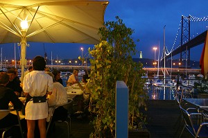 RESTAURANT FACE AU PONT DU 25 AVRIL, QUARTIER DES DOCKS, LISBONNE, PORTUGAL 