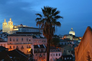 MOSTEIRO DE SAO VICENTE DE FORA ET PANTEO NACIONAL, VUE DEPUIS LE MIRADOURO DE SANTA LUZIA, QUARTIER DE L'ALFAMA, LISBONNE, PORTUGAL 