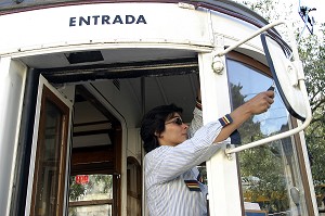 OTILIA SILVA, CONDUCTRICE DU TRAMWAY NUMERO 28, LISBONNE, PORTUGAL 