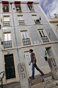 SCENE DE RUE DANS LE QUARTIER DU ROSSIO, CENTRE-VILLE DE LISBONNE, PORTUGAL 