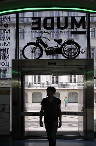 ENTREE DU MUDE, MUSEE DU DESIGN ET DE LA MODE (MUSEU DO DESIGN E DA MODA), QUARTIER DE LA BAIXA, CENTRE-VILLE DE LISBONNE, PORTUGAL 