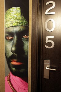 CONCEPT 'ETHNIQUE', ENTREE D'UNE CHAMBRE DE L'INTERNACIONAL (INTERNATIONAL) DESIGN HOTEL, ETABLISSEMENT OU CHAQUE ETAGE AFFICHE UN THEME ET UN CARACTERE UNIQUE, PLACE ROSSIO, LISBONNE, PORTUGAL 