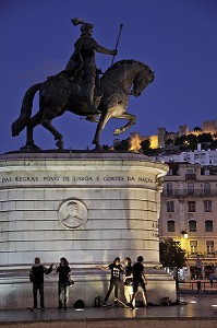 PRACA DA FIGUEIRA (PLACE DU FIGUIER) ET SA STATUE DE DOM JOAO I, LISBONNE, PORTUGAL 