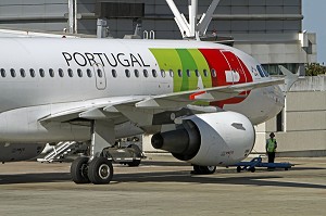 AIRBUS A 320 DE LA COMPAGNIE TAP AIR PORTUGAL, AEROPORT DE LISBONNE (AEROPORTO DE LISBOA), PORTELA DE SACAVEM, LISBONNE, PORTUGAL 