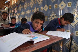 CLASSE D'ENFANTS NOMADES, ASSOCIATION POUR LE DEVELOPPEMENT DE LA VIE NOMADE DANS LA REGION DE ZAGORA, PEUPLE BERBERE, MAROC, MAGHREB, AFRIQUE 
