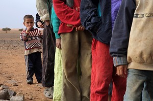 CLASSE D'ENFANTS NOMADES, ASSOCIATION POUR LE DEVELOPPEMENT DE LA VIE NOMADE DANS LA REGION DE ZAGORA, PEUPLE BERBERE, MAROC, MAGHREB, AFRIQUE 