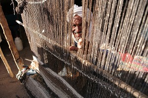 HOMME BERBERE TRAVAILLANT SUR UN METIER A TISSER, MAROC, MAGHREB, AFRIQUE 