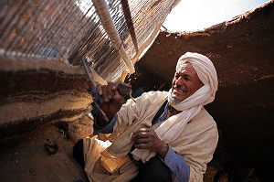 HOMME BERBERE TRAVAILLANT SUR UN METIER A TISSER, MAROC, MAGHREB, AFRIQUE 