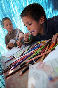 CLASSE D'ENFANTS NOMADES, ASSOCIATION POUR LE DEVELOPPEMENT DE LA VIE NOMADE DANS LA REGION DE ZAGORA, PEUPLE BERBERE, MAROC, MAGHREB, AFRIQUE 