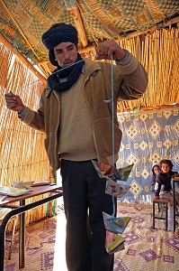 INSTITUTEUR BERBERE, CLASSE D'ENFANTS NOMADES. ASSOCIATION POUR LE DEVELOPPEMENT DE LA VIE NOMADE DANS LA REGION DE ZAGORA, PEUPLE BERBERE, MAROC, MAGHREB, AFRIQUE 