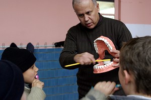 SENSIBILISATION DES ENFANTS AUX SOINS BUCCO DENTAIRES, OU COMMENT BIEN SE BROSSER LES DENTS, ECOLE PRIMAIRE, ROMAINVILLE (93) 