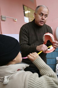 SENSIBILISATION DES ENFANTS AUX SOINS BUCCO DENTAIRES, OU COMMENT BIEN SE BROSSER LES DENTS, ECOLE PRIMAIRE, ROMAINVILLE (93) 