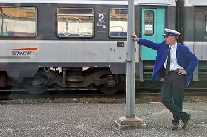 CHEF DE GARE SUR UN QUAI DE GARE SNCF 