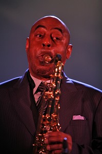 ARCHIE SHEPP, SAXOPHONISTE TENOR, SOPRANO, PIANISTE, CHANTEUR, COMPOSITEUR DE JAZZ ET DRAMATURGE, AMERICAIN. PIONNIER DU FREE JAZZ, LE SAXOPHONISTE EVOLUE VERS UNE MUSIQUE FUSIONNANT LES COMPOSANTES DU JAZZ DEPUIS SES ORIGINES. 