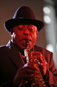 ARCHIE SHEPP, SAXOPHONISTE TENOR, SOPRANO, PIANISTE, CHANTEUR, COMPOSITEUR DE JAZZ ET DRAMATURGE, AMERICAIN. PIONNIER DU FREE JAZZ, LE SAXOPHONISTE EVOLUE VERS UNE MUSIQUE FUSIONNANT LES COMPOSANTES DU JAZZ DEPUIS SES ORIGINES. 