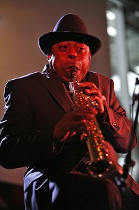 ARCHIE SHEPP, SAXOPHONISTE TENOR, SOPRANO, PIANISTE, CHANTEUR, COMPOSITEUR DE JAZZ ET DRAMATURGE, AMERICAIN. PIONNIER DU FREE JAZZ, LE SAXOPHONISTE EVOLUE VERS UNE MUSIQUE FUSIONNANT LES COMPOSANTES DU JAZZ DEPUIS SES ORIGINES. 