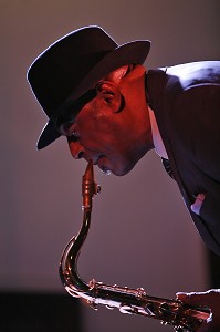 ARCHIE SHEPP, SAXOPHONISTE TENOR, SOPRANO, PIANISTE, CHANTEUR, COMPOSITEUR DE JAZZ ET DRAMATURGE, AMERICAIN. PIONNIER DU FREE JAZZ, LE SAXOPHONISTE EVOLUE VERS UNE MUSIQUE FUSIONNANT LES COMPOSANTES DU JAZZ DEPUIS SES ORIGINES. 