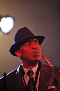 ARCHIE SHEPP, SAXOPHONISTE TENOR, SOPRANO, PIANISTE, CHANTEUR, COMPOSITEUR DE JAZZ ET DRAMATURGE, AMERICAIN. PIONNIER DU FREE JAZZ, LE SAXOPHONISTE EVOLUE VERS UNE MUSIQUE FUSIONNANT LES COMPOSANTES DU JAZZ DEPUIS SES ORIGINES. 