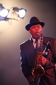 ARCHIE SHEPP, SAXOPHONISTE TENOR, SOPRANO, PIANISTE, CHANTEUR, COMPOSITEUR DE JAZZ ET DRAMATURGE, AMERICAIN. PIONNIER DU FREE JAZZ, LE SAXOPHONISTE EVOLUE VERS UNE MUSIQUE FUSIONNANT LES COMPOSANTES DU JAZZ DEPUIS SES ORIGINES. 