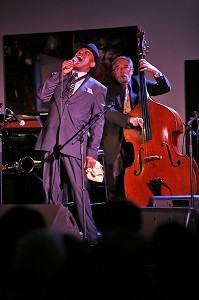 ARCHIE SHEPP, SAXOPHONISTE TENOR, SOPRANO, PIANISTE, CHANTEUR, COMPOSITEUR DE JAZZ ET DRAMATURGE, AMERICAIN. PIONNIER DU FREE JAZZ, LE SAXOPHONISTE EVOLUE VERS UNE MUSIQUE FUSIONNANT LES COMPOSANTES DU JAZZ DEPUIS SES ORIGINES. 