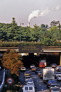EMBOUTEILLAGE SUR LE PERIPHERIQUE PARISIEN, AFFICHAGE DE LA LIMITATION DE VITESSE A 60 KM/H EN CAS DE PIC DE POLLUTION DE NIVEAU 2 